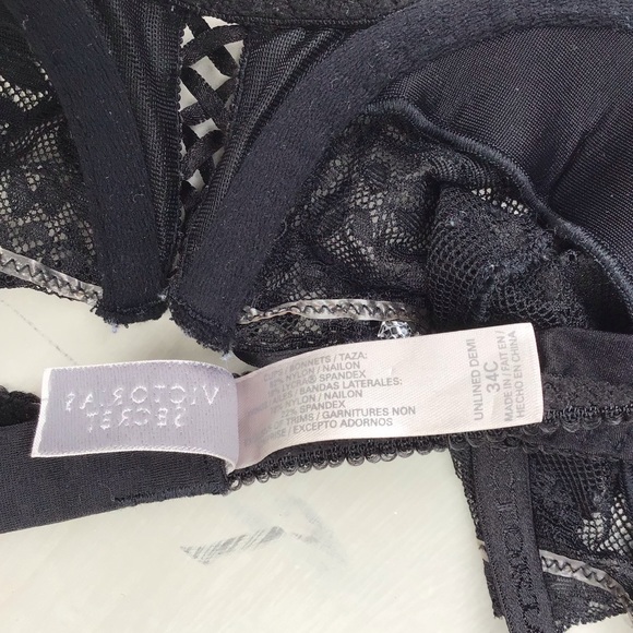 Victoria Secret black lace bra 2 thongs and garter - Picture 3 of 13